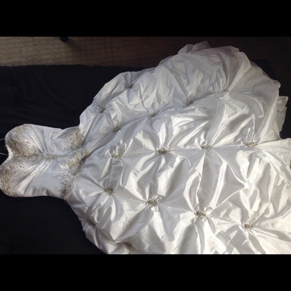 SATIN SWAROVSKI JEWELED TAILOR MADE WEDDING GOWN. - Picture 2 of 6