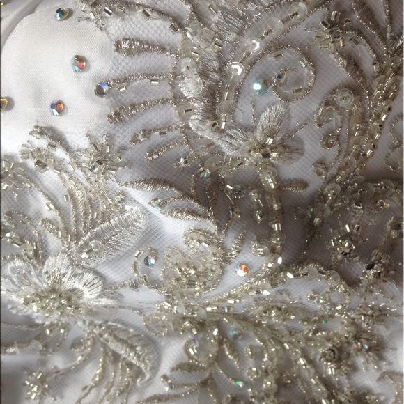 SATIN SWAROVSKI JEWELED TAILOR MADE WEDDING GOWN. - Picture 3 of 6