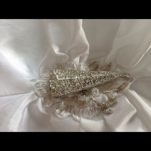 SATIN SWAROVSKI JEWELED TAILOR MADE WEDDING GOWN. - Picture 4 of 6