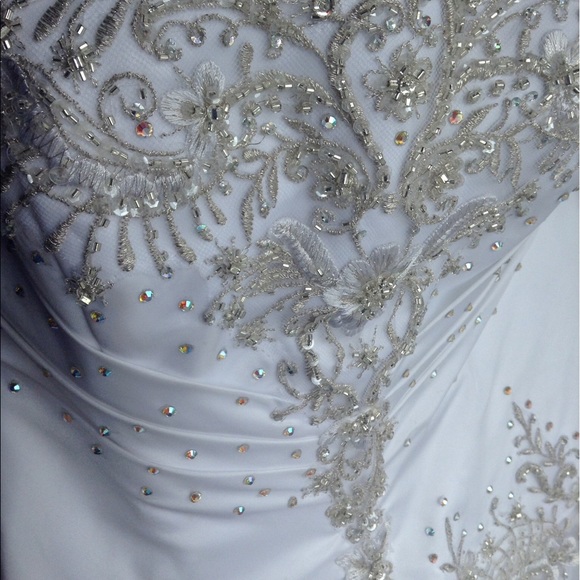SATIN SWAROVSKI JEWELED TAILOR MADE WEDDING GOWN. - Picture 5 of 6