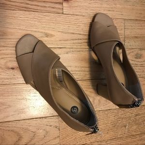NWOT size 6 1/2 women's strap heels