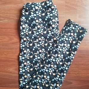 Lularoe leggings. Beautiful pattern! Luke new! OS