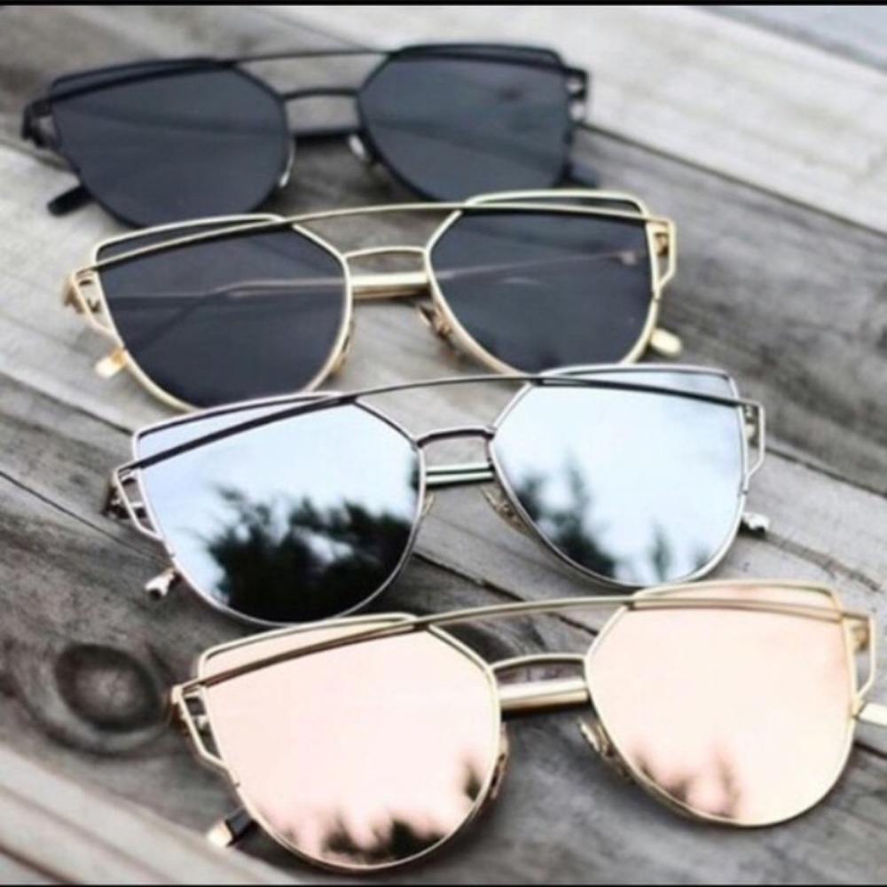 🍓Gorgeous Black & Gold Mirrored Sunglasses - Picture 2 of 3