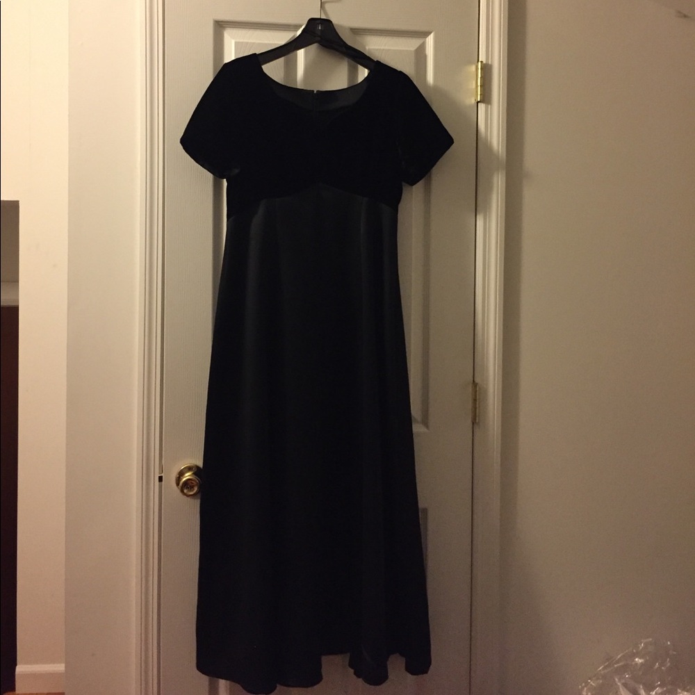 STAGE ACCENTS Black Performance Gown