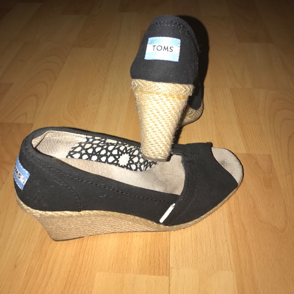 Comfy, cozy wedge Toms!!