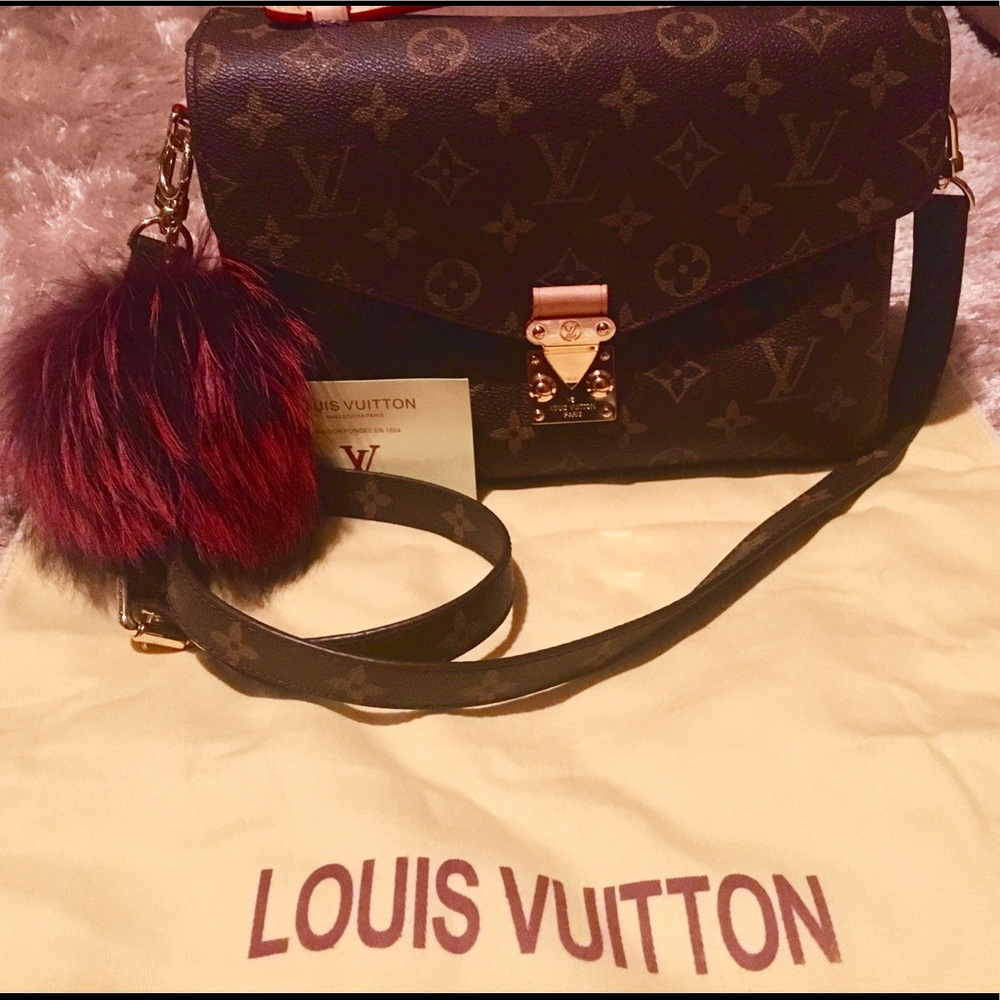 LV Pochette  Metis