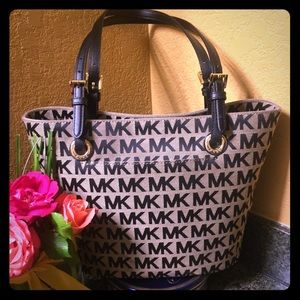 *****.sold *****Signature logo MK tote