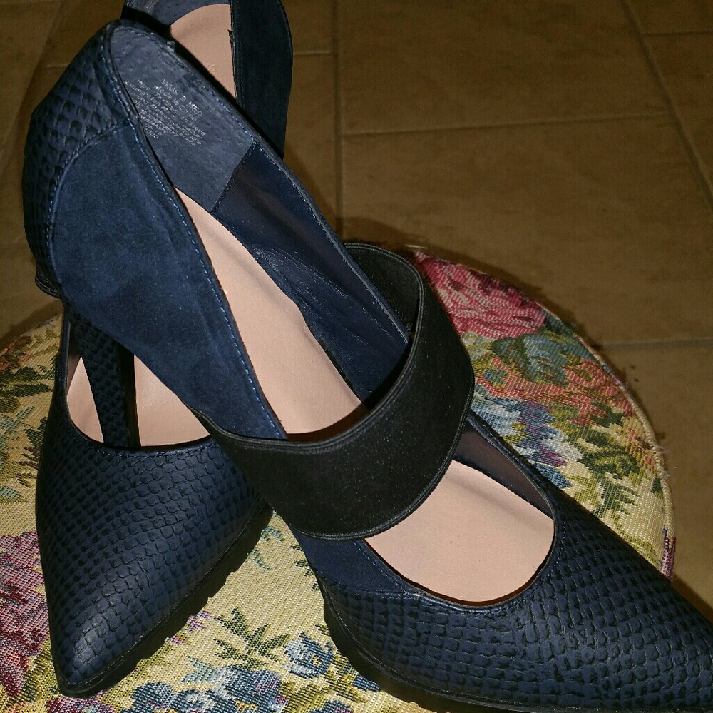 Vera Wang Suede and Leather pumps