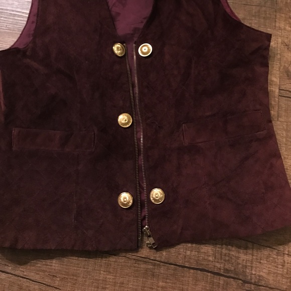 Vest missing a button - Picture 2 of 2
