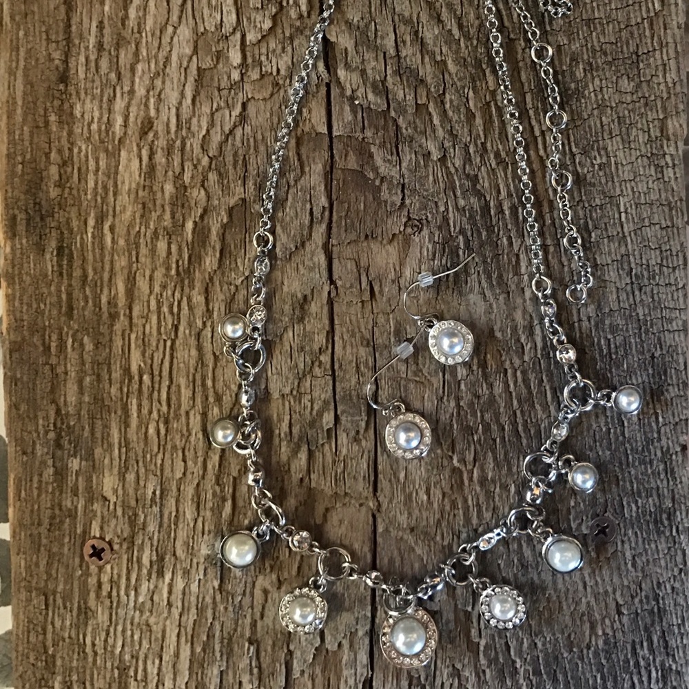 Classy necklace and earring set. - Picture 2 of 2