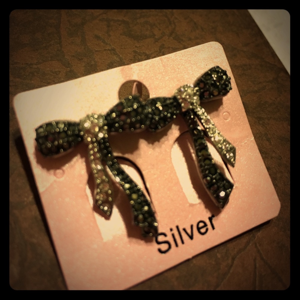 Cutest bow crystal earrings