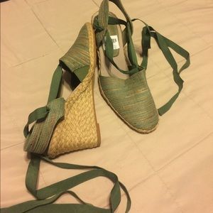 NWT green/gold wedge