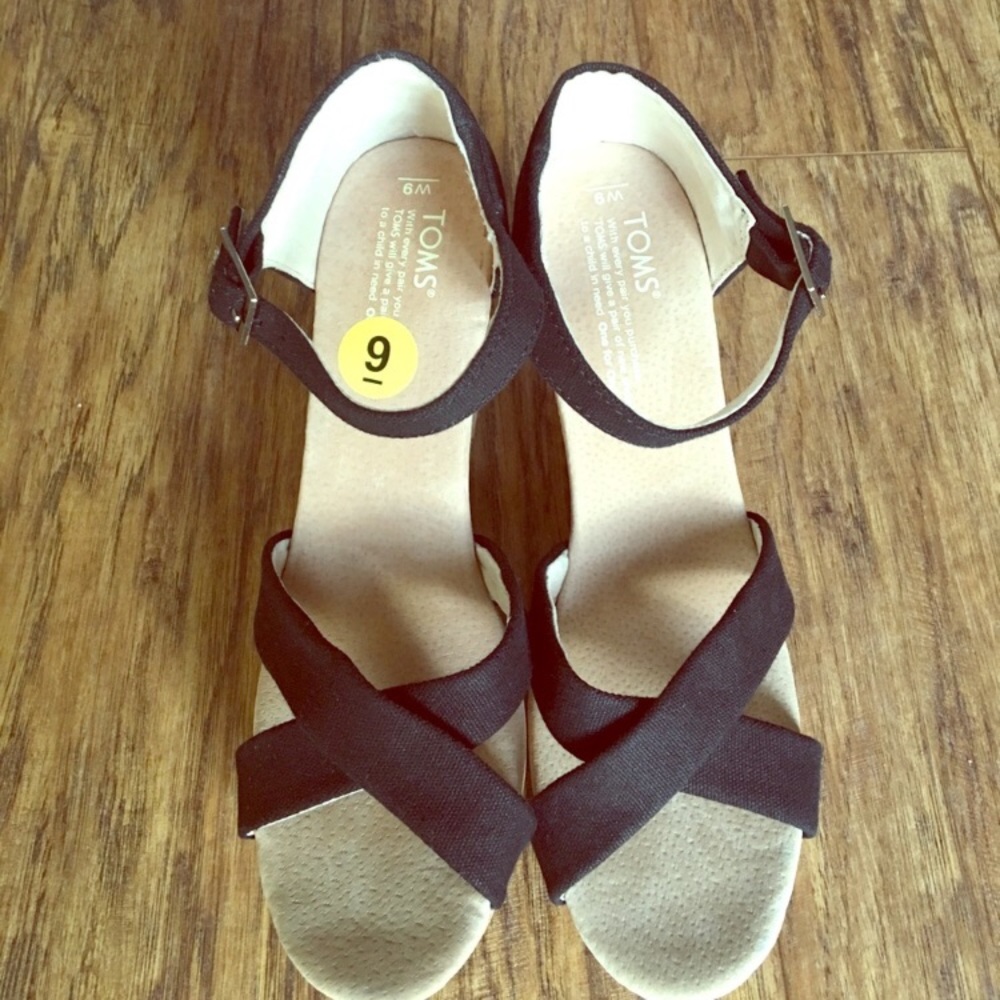 NWOT Toms size 9 wedges!