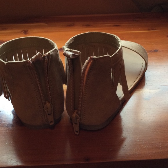 ‼️SOLD‼️On another Site NWOT Crazy 8 Sandals - Picture 4 of 4