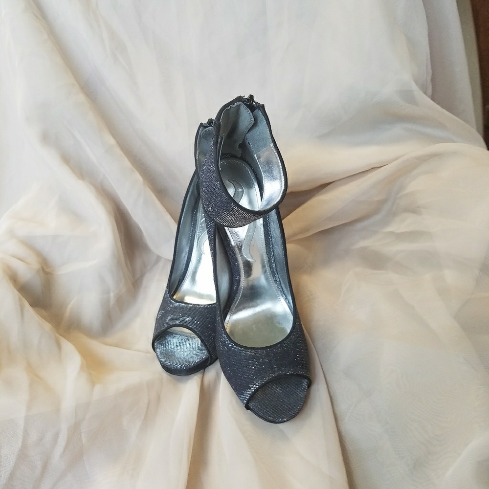 Sexy! NINA 4" ankle strap metallic stiletto.