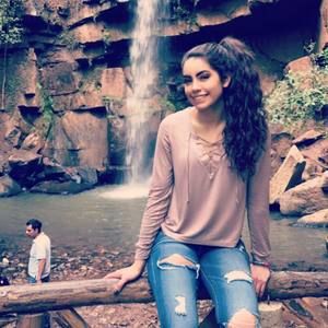 Meet your Posher, Anahi