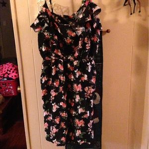 Size Large short dress black with pink flowers!😍