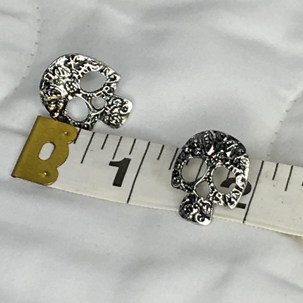 (F2) Skull Earrings - Picture 4 of 8