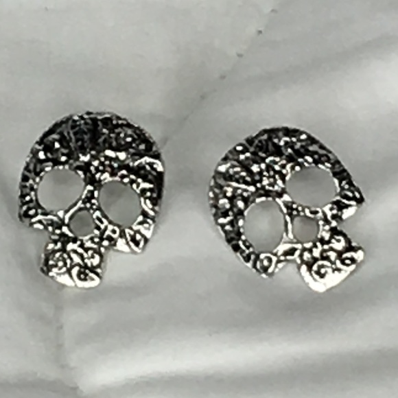 (F2) Skull Earrings - Picture 2 of 8