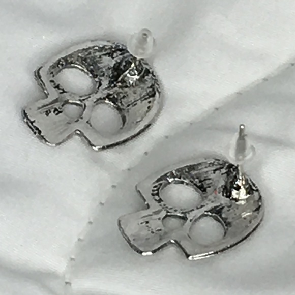 (F2) Skull Earrings - Picture 3 of 8
