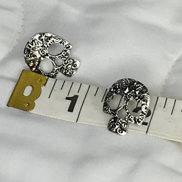 (F2) Skull Earrings - Picture 4 of 8