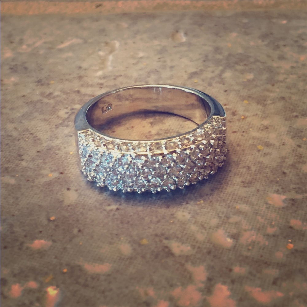 Beautiful CZ stone cocktail ring, NEW