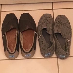 Men's 9.5 Toms, two pairs