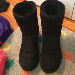 BLACK CLASSIC UGGS