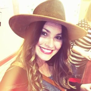 Meet your Posher, Caitlin