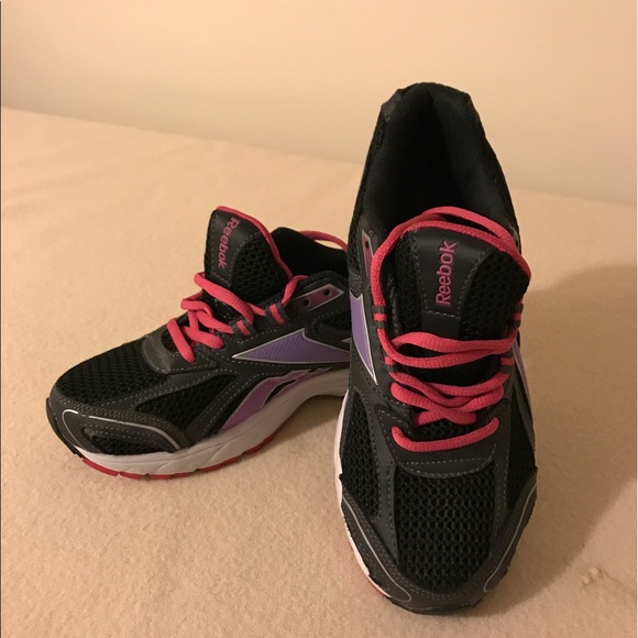 Reebok sneakers. Size 7-black with pink shoe lace - Picture 1 of 6