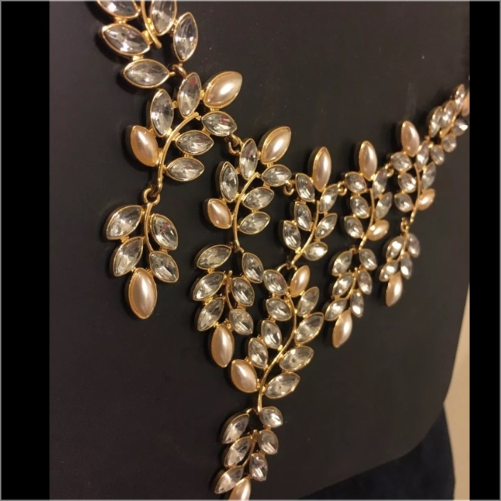 🌹RSVP pearls & crystals golden bib necklace - Picture 4 of 4