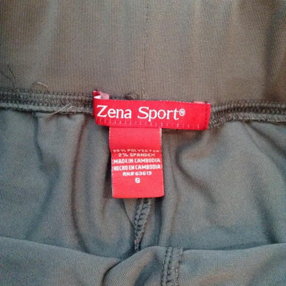 ⭐️3 for $20⭐️ Gray and White Crop Workout Pant - Picture 2 of 2