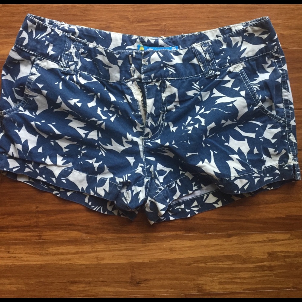 Flowery/Beachy blue and white shorts
