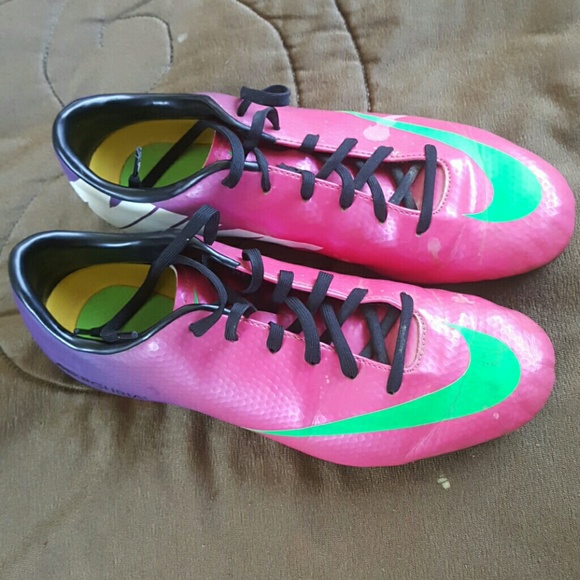 EUC NIKE girls soccer cleats - Picture 1 of 3