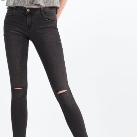 black skinny jeans with hole in knee