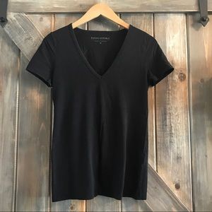 🌿NEW🌿 Banana Republid - Vneck Tee