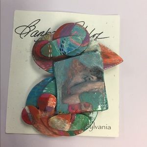 Brooch/pin hand painted not breakable LOVE is the topic! A couple in embracing