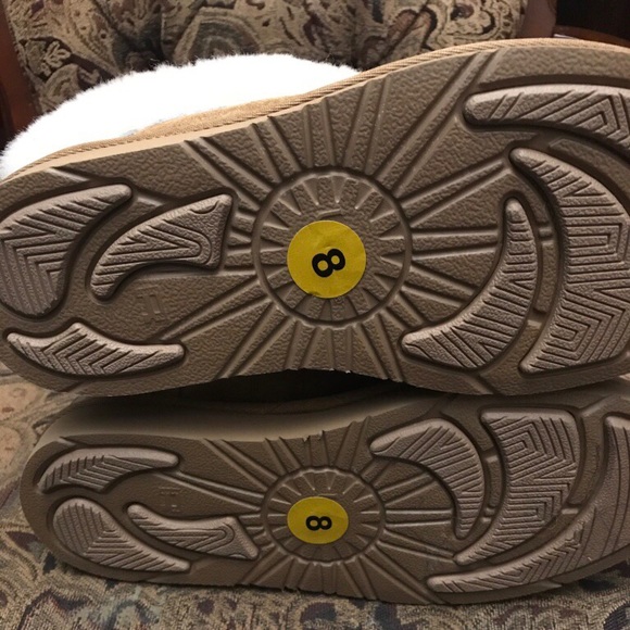 NEVER WORN! Sheepskin Ugg Boots Size 8 - Picture 4 of 5