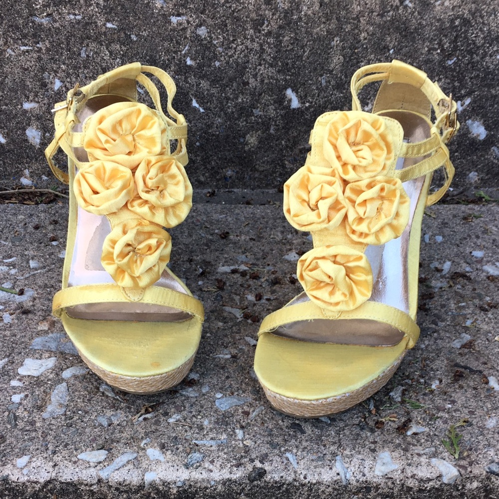 Steve Madden Yellow Satin Flower Wedges Sz 10