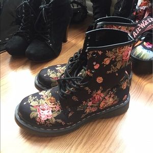 NWOT never been worn Dr Martens!!