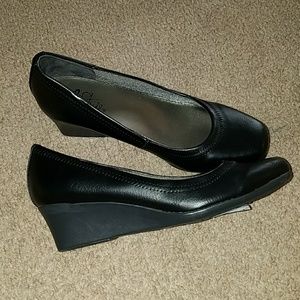 Black New LifeStride Slip On shoes.  Wedge. 6.5