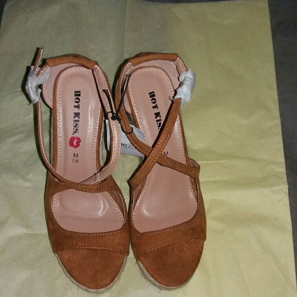 NWT "HOT KISS" CAMEL COLORED  SANDALS SIZE M (7-8)