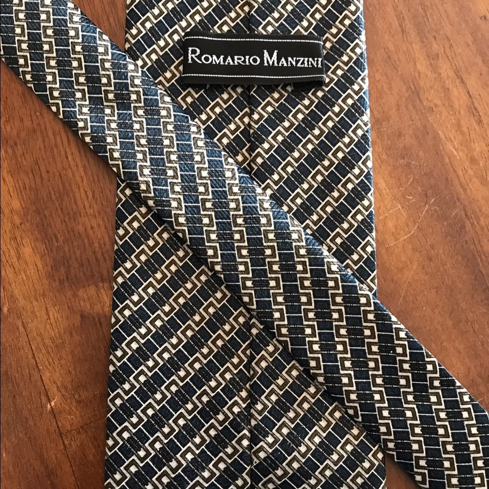 {Romario Manzini} Tie