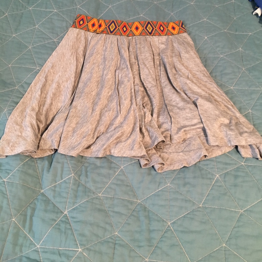Grey skirt with a patterned elastic knitted band