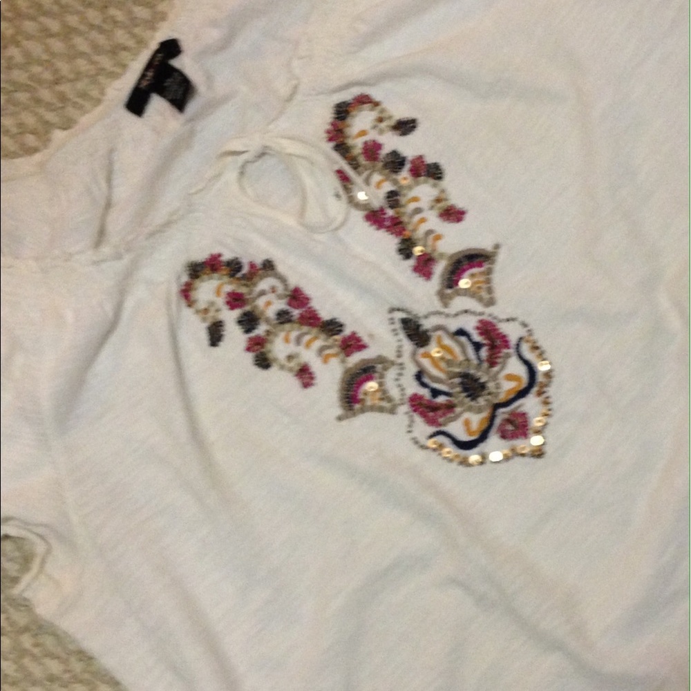 White embroidered tee shirt style & co