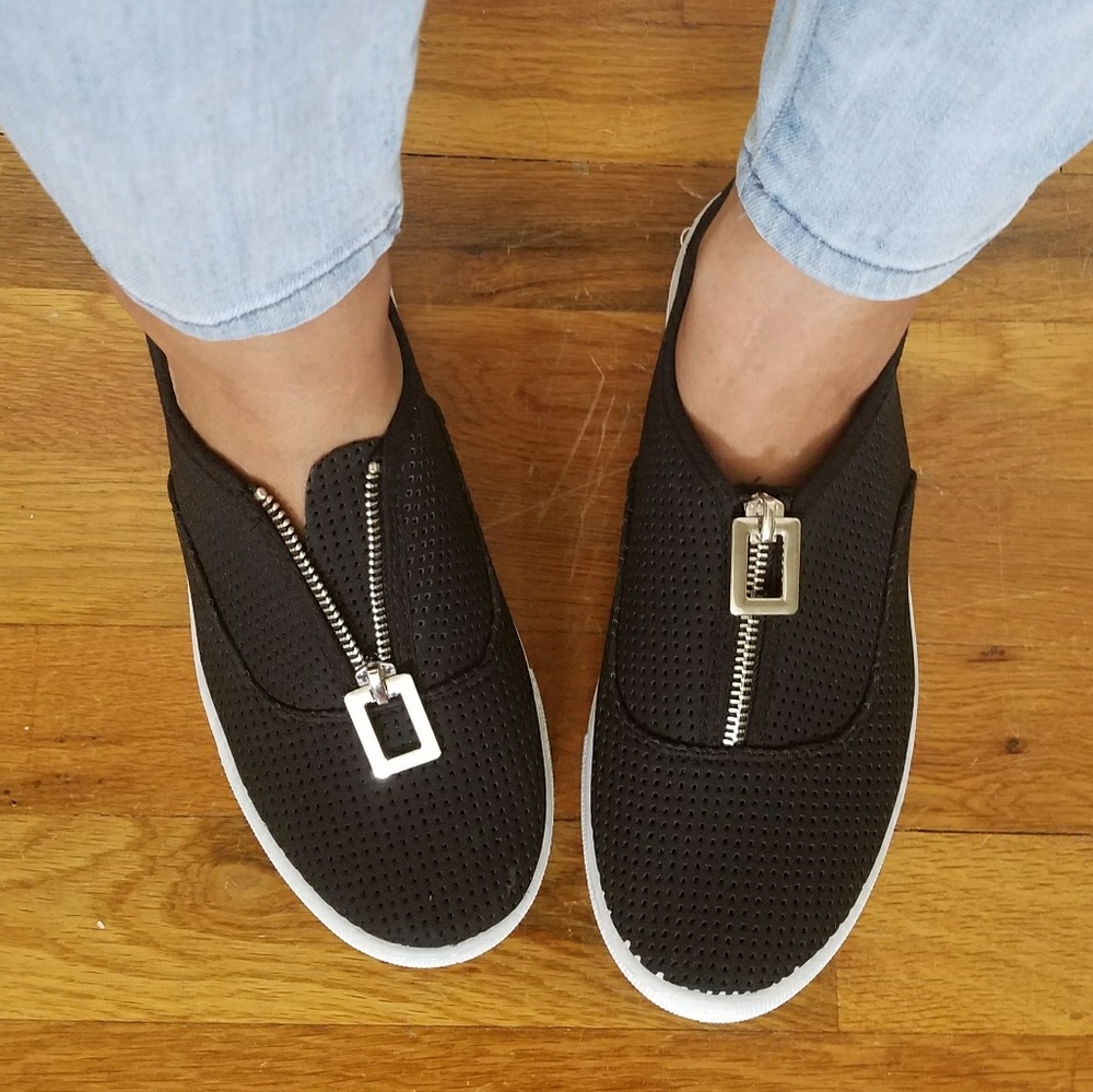 🍃LAST PAIR🍃BLACK SILVER SNEAKERS - Picture 2 of 5