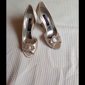 Size 6 Nina Ellyna Ivory and Crystal Shoes