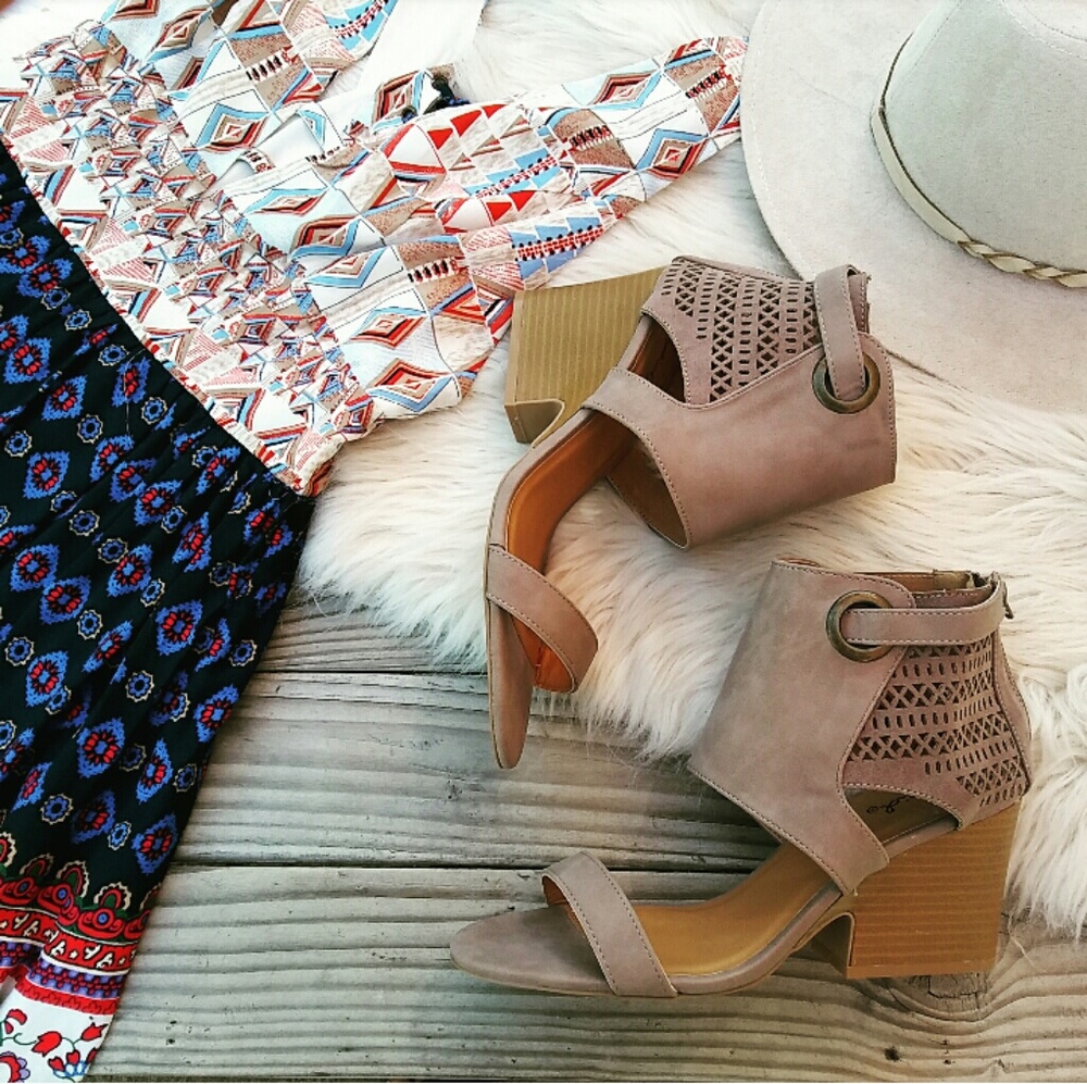 LAST CHANCE!!//The Katherine// Taupe wedge Sandal - Picture 4 of 4