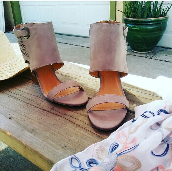 LAST CHANCE!!//The Katherine// Taupe wedge Sandal - Picture 2 of 4