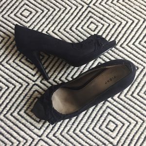 Black peep toe pumps